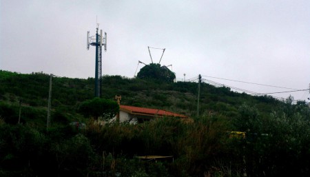 A.Sotero.Frazão | Se for possível destapar, tirando a árvore, seria bom! Porque assim podia-se ver o Moinho ex libris de Apelação património Municipal 